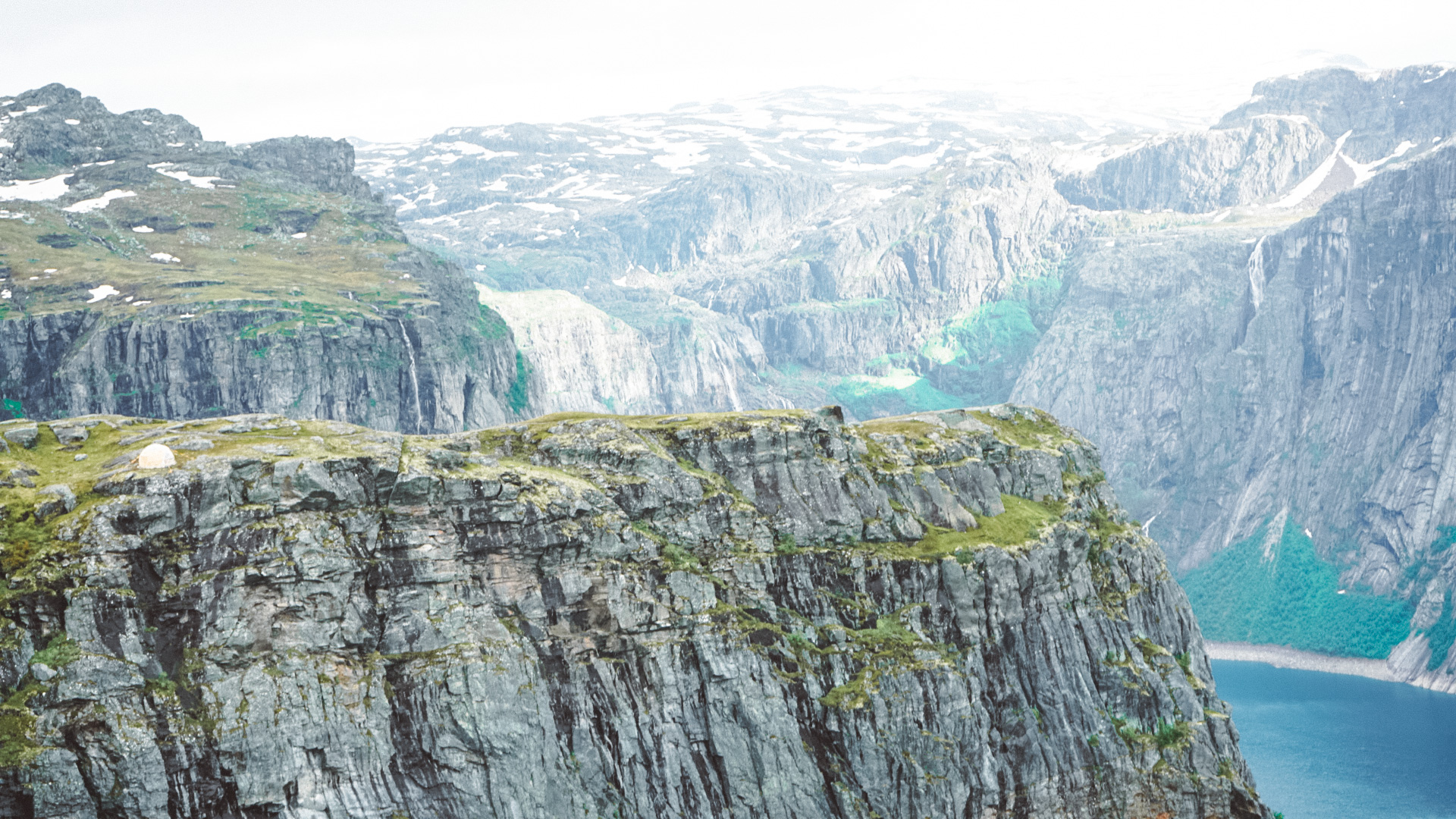 Trolltunga+Hike+Trail+Norway+Hiking+Guide+Trolls+Tongue+Norge+Hardangervidda+Ringdalsvatnet+Lake